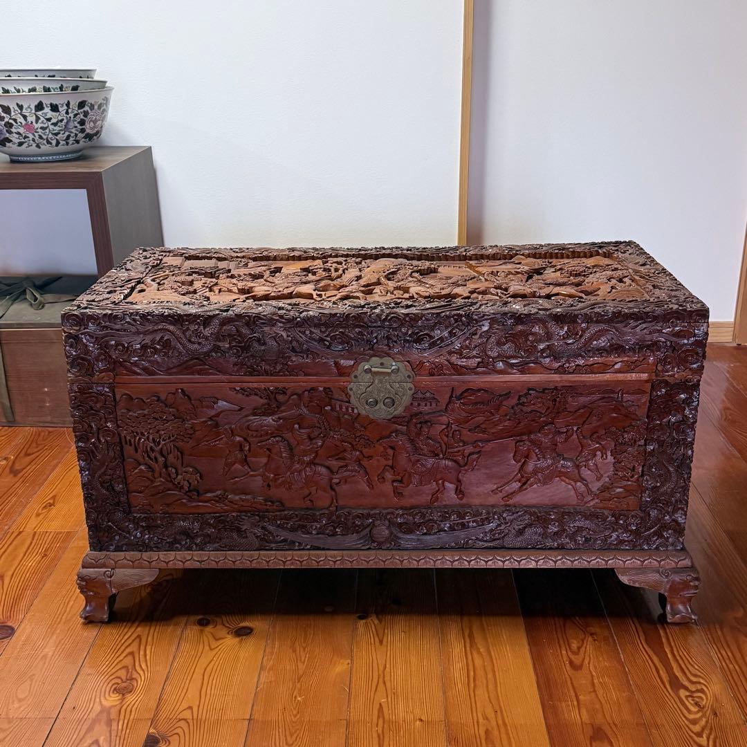 中国美術　アンティーク　木彫り衣装箱　家具　李朝　買取品　ディスプレー