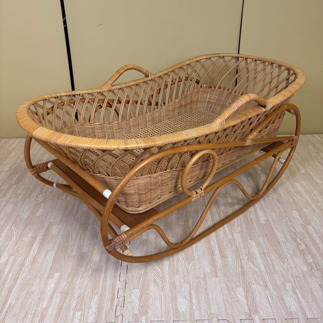 籐のベビーベッド　ゆりかご　キャスタースタンド付　アンティーク