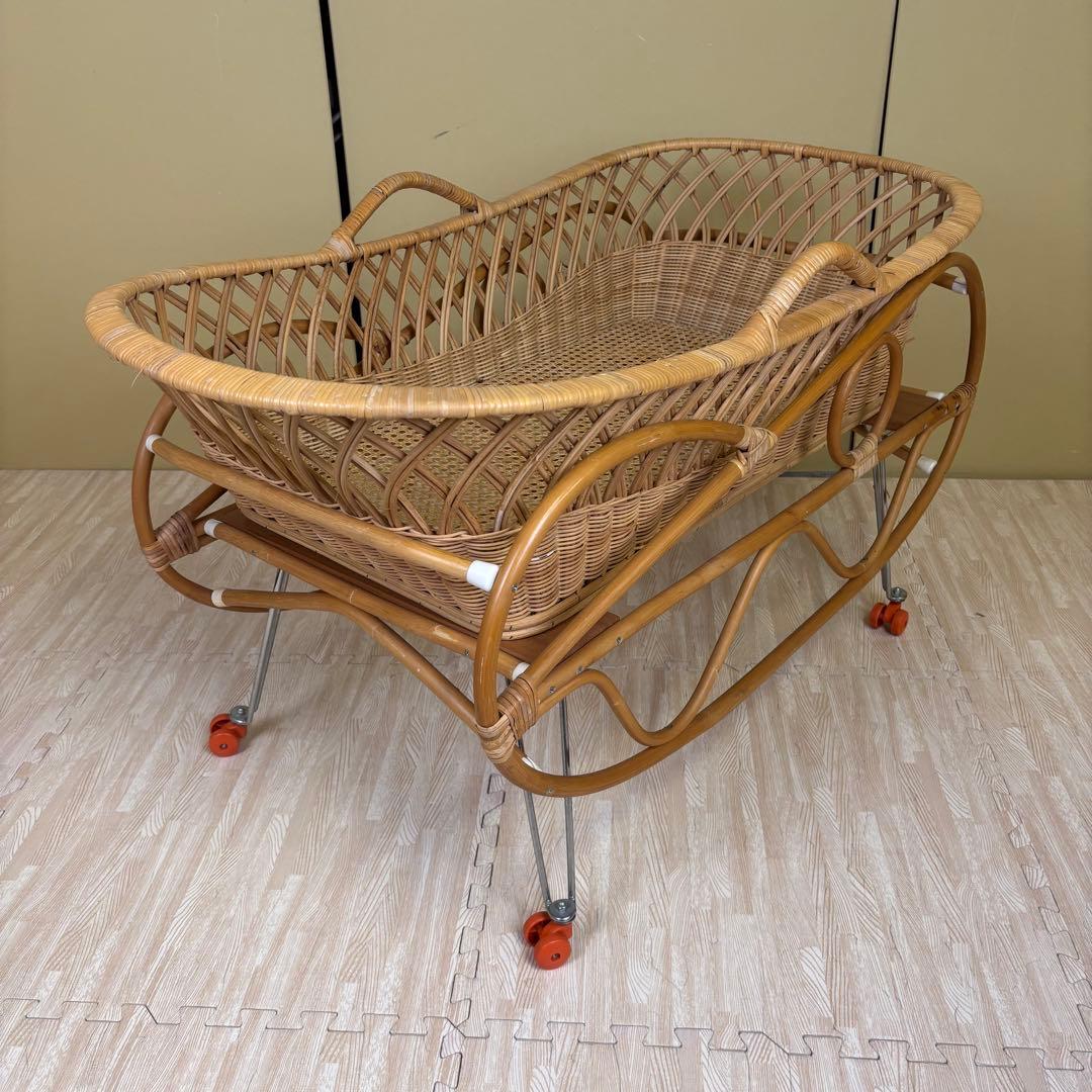籐のベビーベッド　ゆりかご　キャスタースタンド付　アンティーク