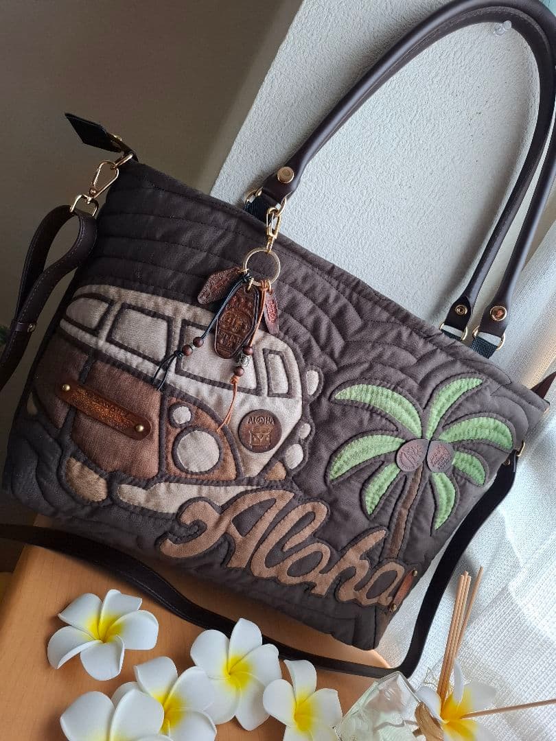 ハワイアンキルトバッグ　2WAY バス　横長　革タグチャーム付　ファスナーバッグ