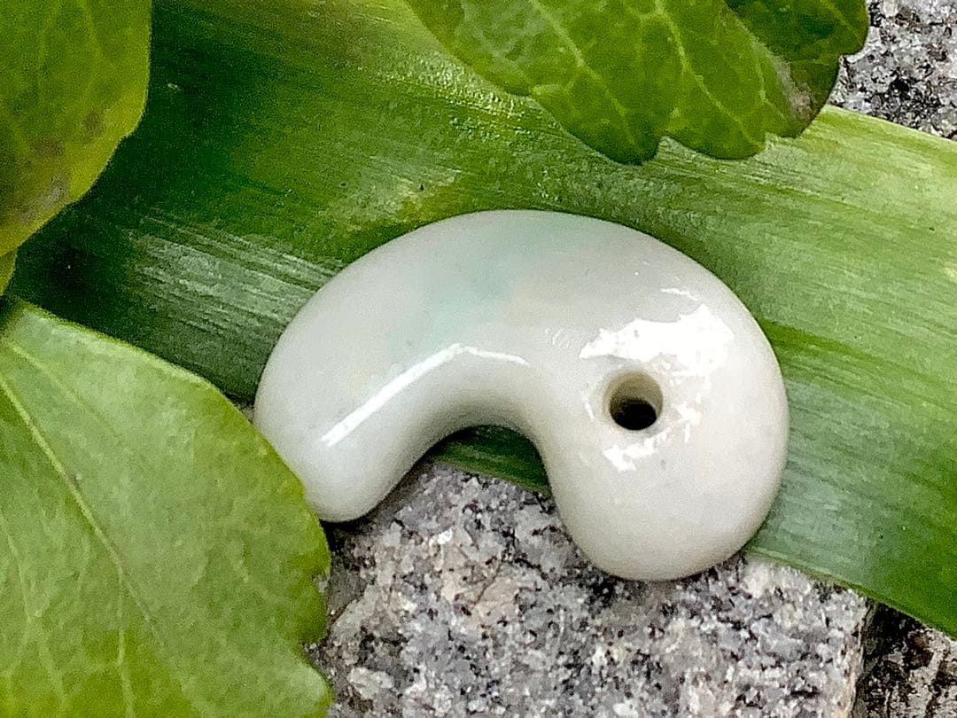 ✳綺麗な淡い緑入り　糸魚川翡翠勾玉　本物の守護石　お守りにお身近に　鑑別書取得付