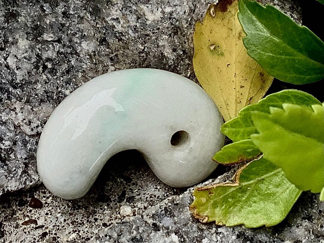 ✳綺麗な淡い緑入り　糸魚川翡翠勾玉　本物の守護石　お守りにお身近に　鑑別書取得付