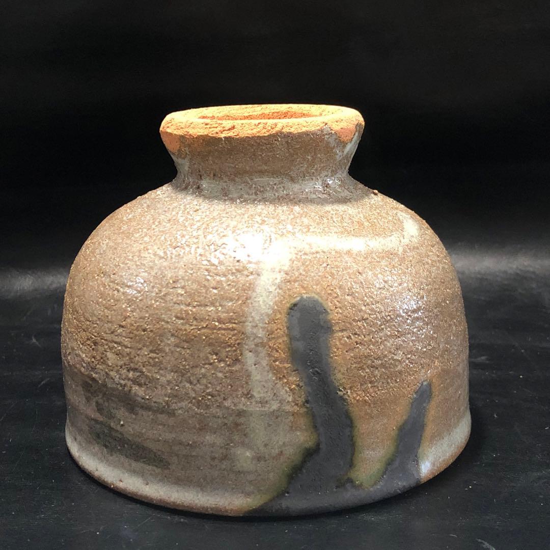 可憐な古美術◾️蔵から高台の高い謎の字が書かれた抹茶茶碗が出てきました。茶道具