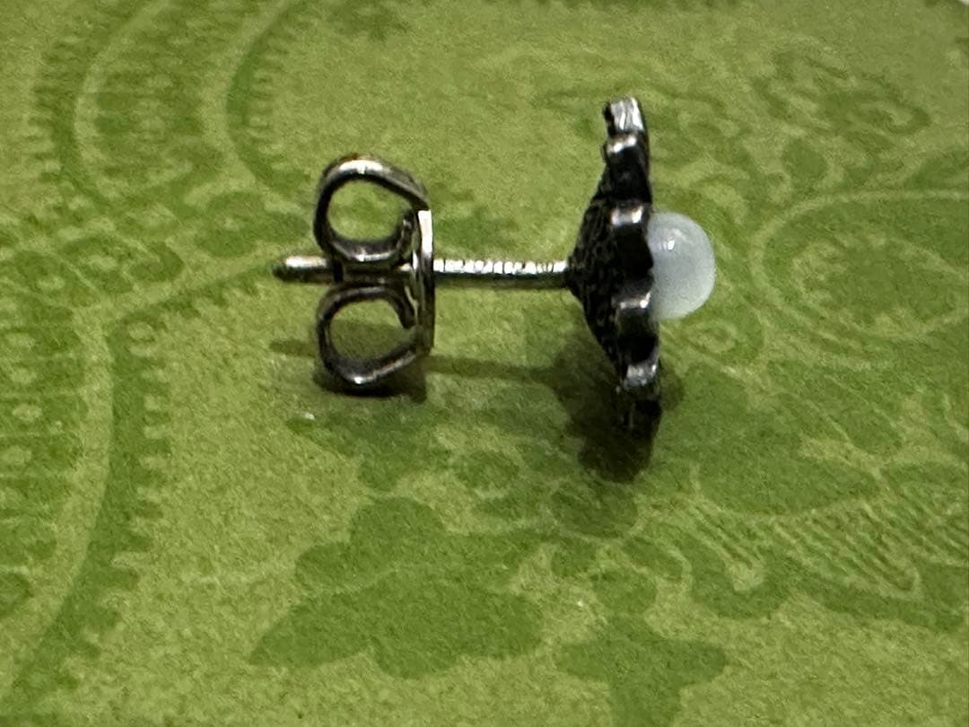 グッチフラワーモチーフピアス片耳　燻加工　メンズ/レディース