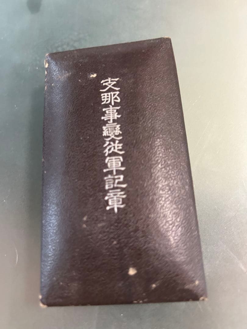 銀色メダル 建物彫刻付き