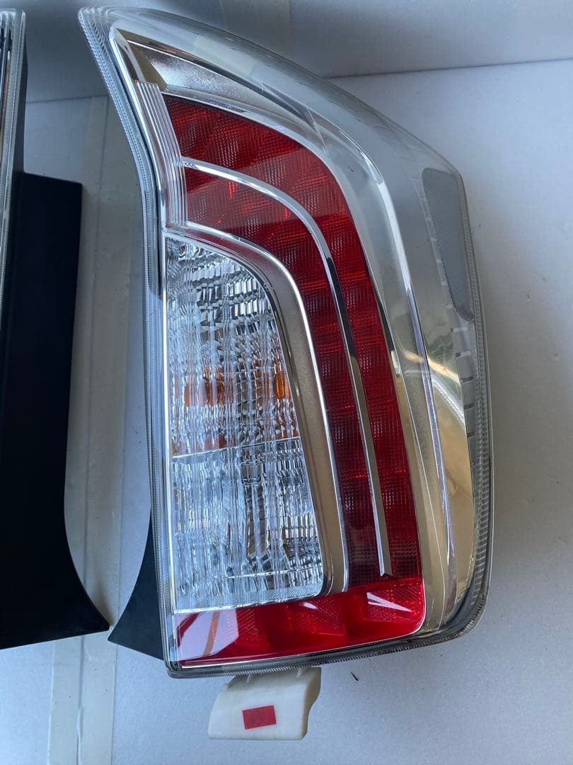 プリウス30 テールランプ 外側左右セット 純正