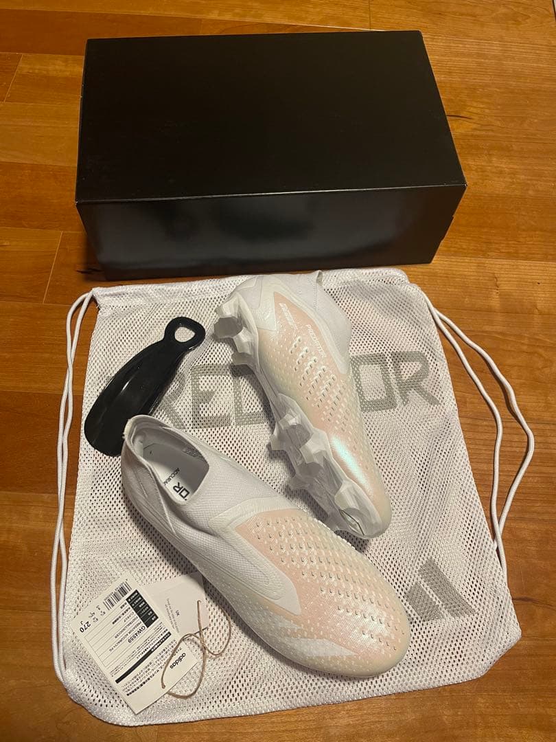 プレミアムモデルadidasPREDATOR ACCURACY+ FG27白