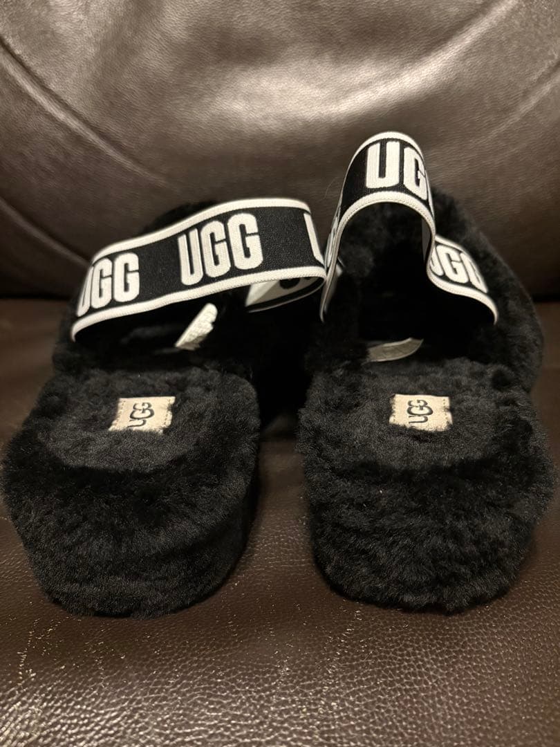 土日限定お値下げ中‼️UGG ブラックファーサンダル