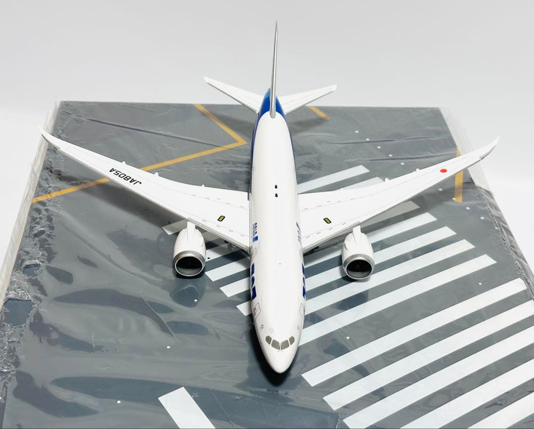 全日空商事 1/200 ANA B787-8 滑走路パネル付き NH20055