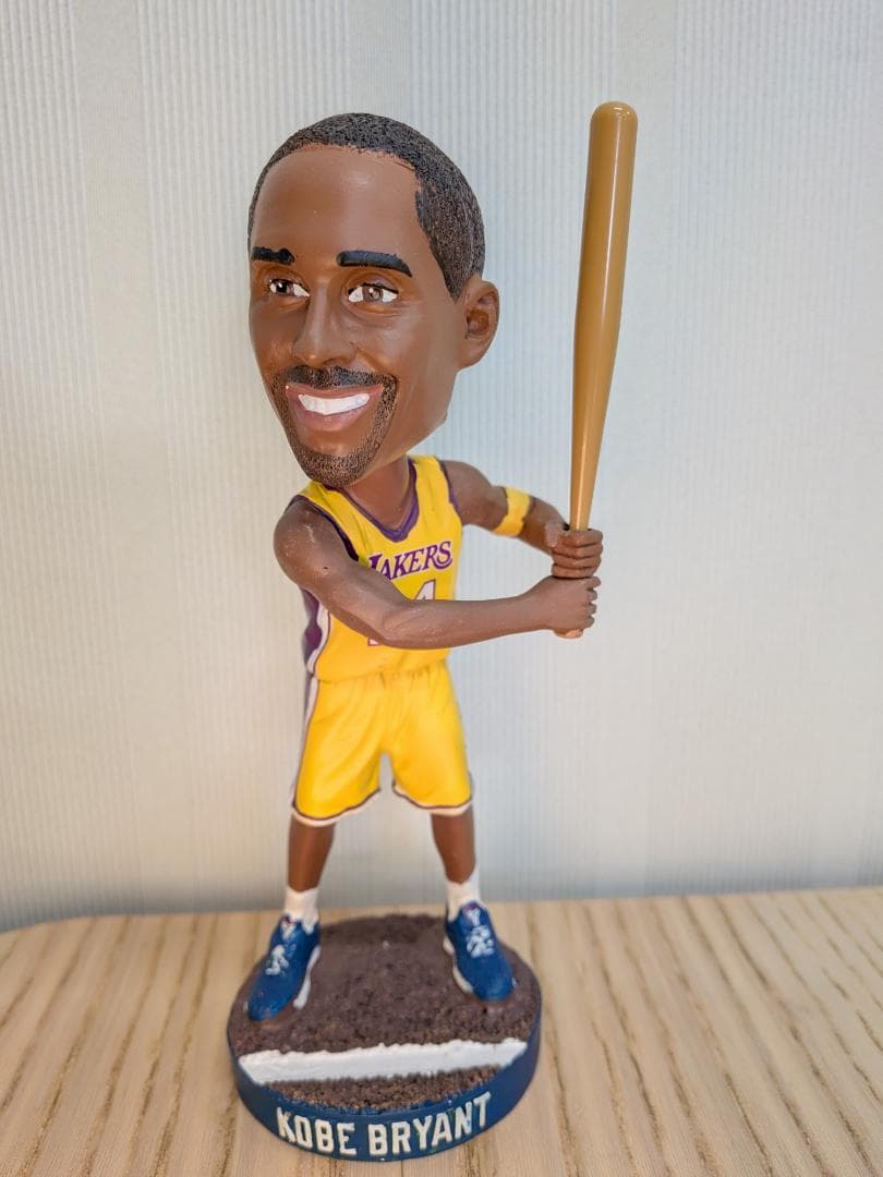 【MLB公式配布】コービー・ブライアント ボブルヘッド 8/8限定 缶バッジ付