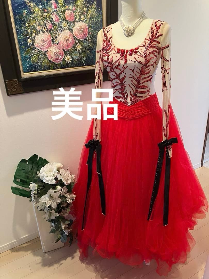 赤いチュールドレス ビーズ刺繍付き