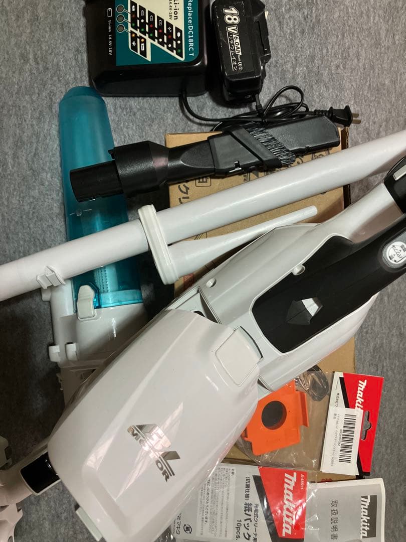 美品　Makita クリーナー CL282FDZ CW サイクロン箱、説明書付き