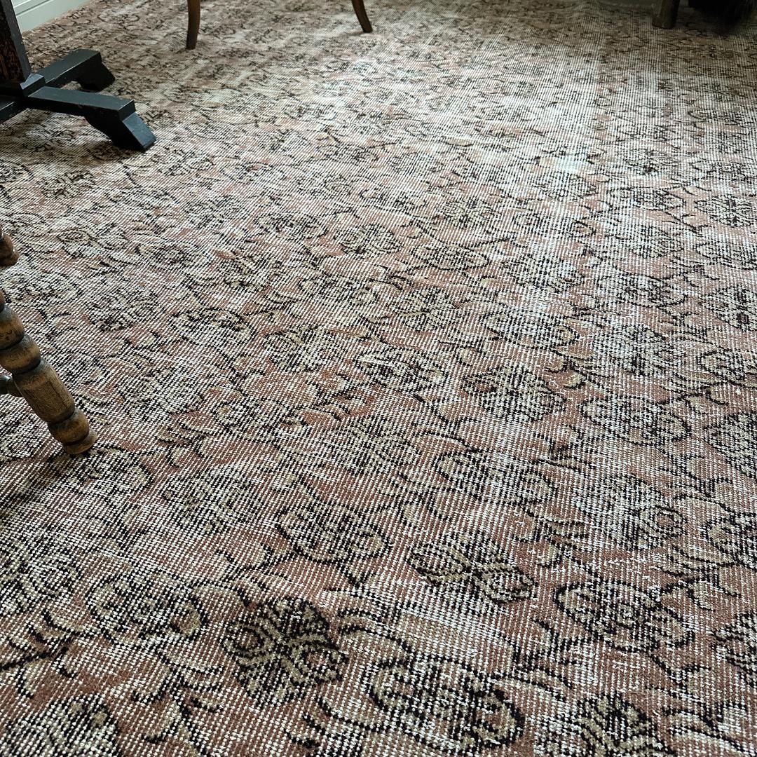 トルコ ヴィンテージラグ979 超大判 レア 人気柄 紋章 トープブラウン