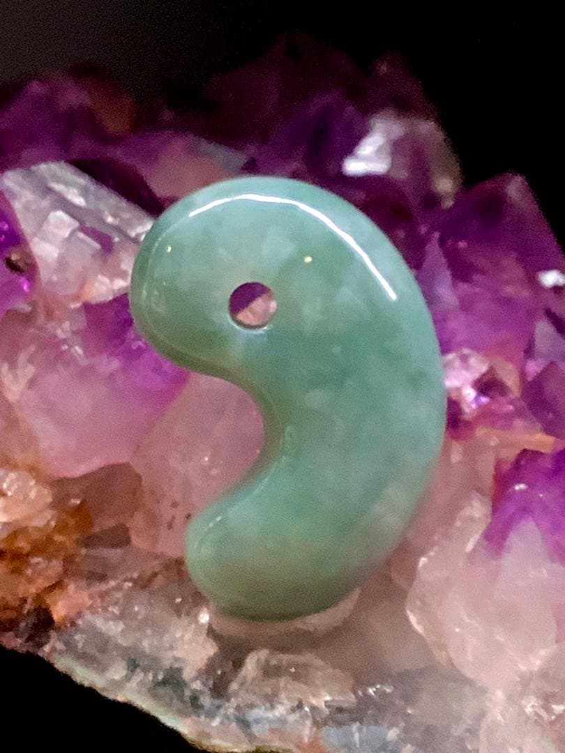 白緑バランス良好美麗‼️ 専門店40~53万円の品質　糸魚川翡翠勾玉　鑑別書付本‼️