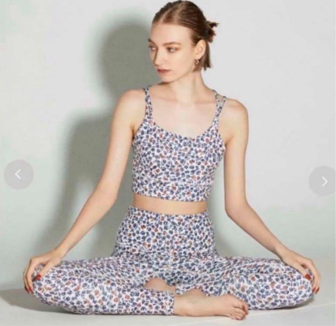 極美　emmi yoga エミヨガ　ヨガウェア　大人上品フラワーM
