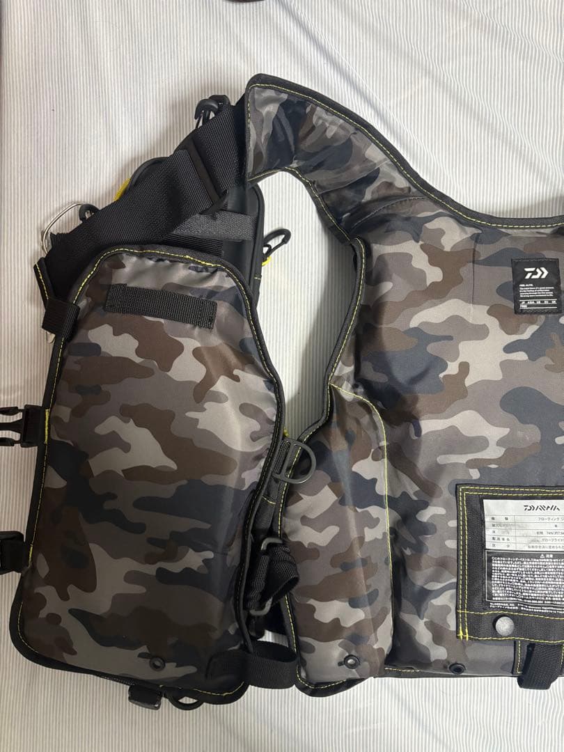 Daiwa フィッシングベスト 黒/黄色 カモフラージュ
