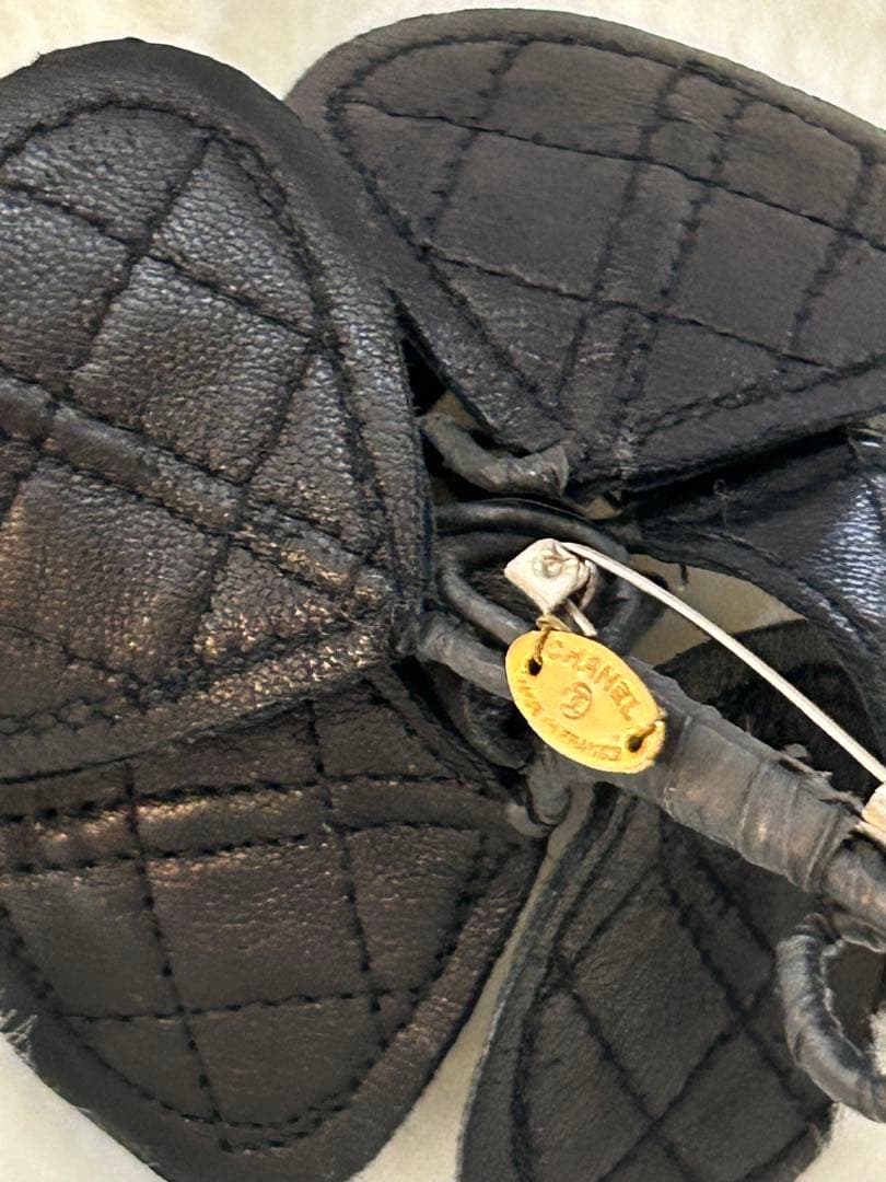 CHANEL ビンテージマトラッセ黒いレザー花型ブローチ約10cm可愛い