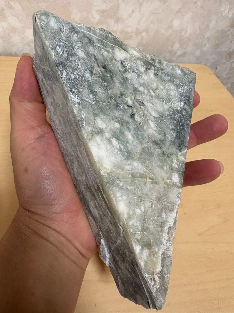 新潟県糸魚川市姫川産巨石天然糸魚川翡翠原石1233g 4面カット磨き無し 国石