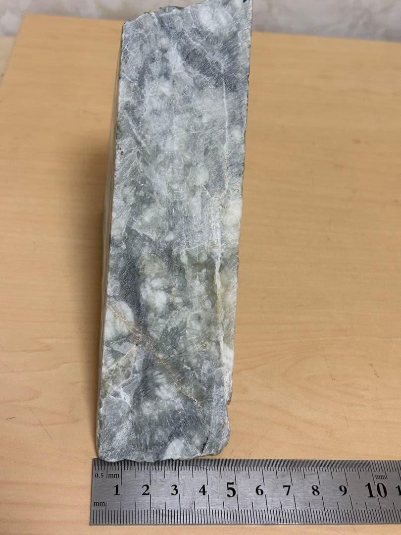 新潟県糸魚川市姫川産巨石天然糸魚川翡翠原石1233g 4面カット磨き無し 国石