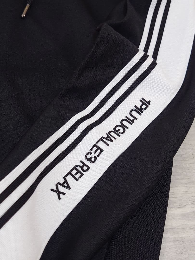 新品Lサイズ セットアップ ラインロゴ ウノピゥウノウグァーレトレ リラックス