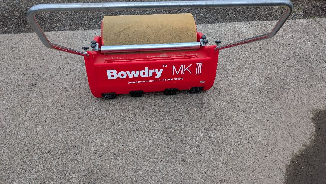 グラウンドの水たまりを排水！【除水ローラー】