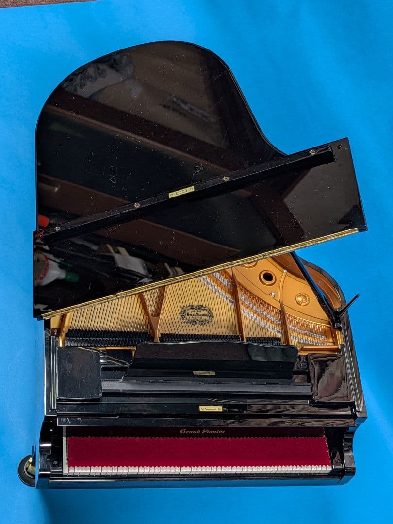 黒のグランドピアノと椅子