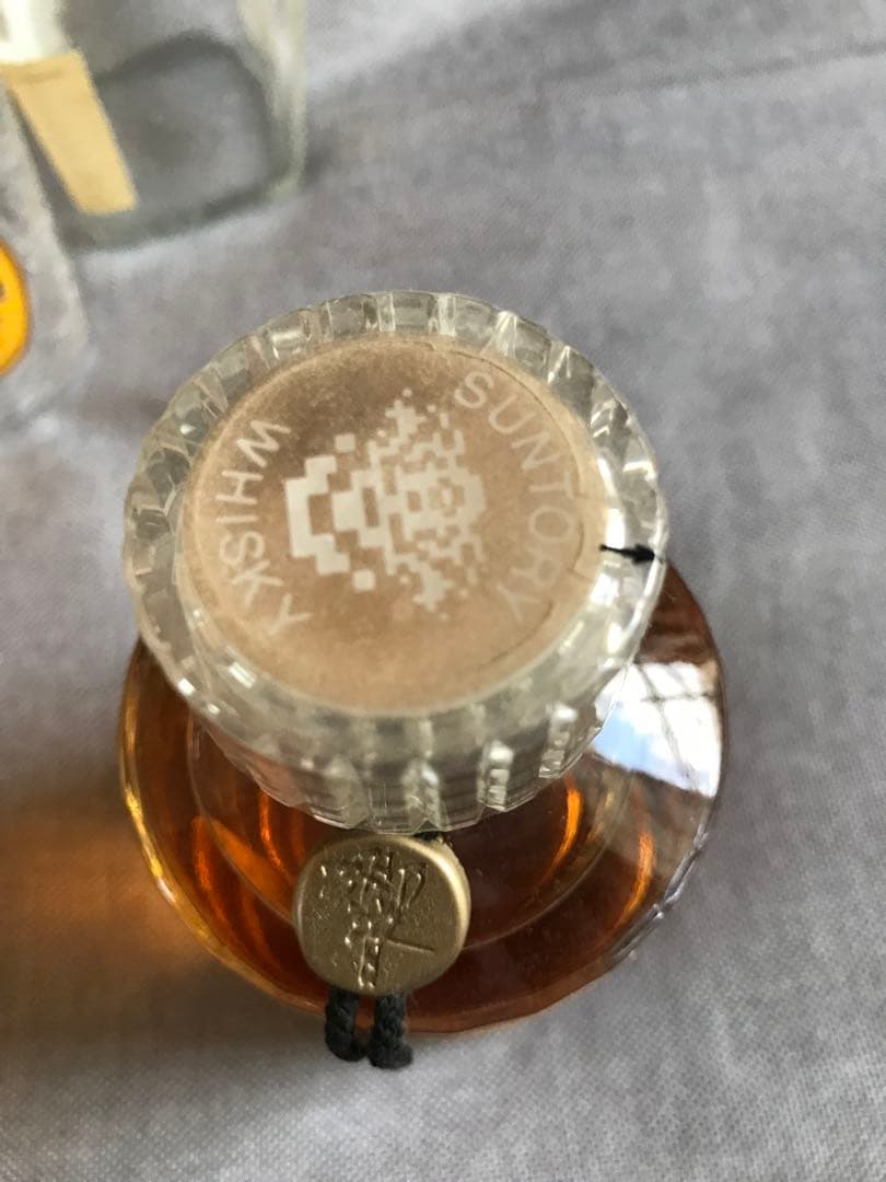 ベビー響　と膳、角瓶の空きビン　および　ウイスキーブック