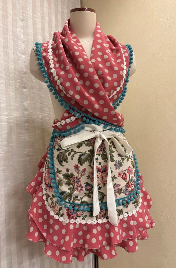 エプロンショート　アイボリーボタニカル　サーモンピンクフリル　ターコイズポンポン