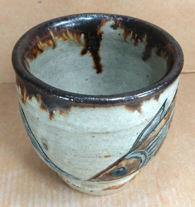 【本物保証】金城次郎 湯呑(魚紋）共箱(本人書付）栞 壷屋焼 人間国宝 美品