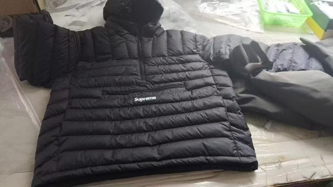 Supreme ブラック ダウンジャケット フード付き~~~