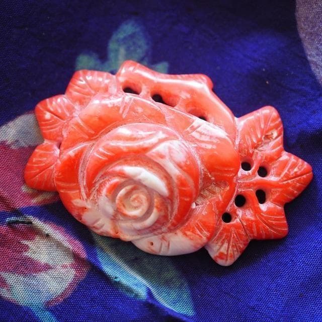 骨董品　アンティーク品　赤珊瑚　薔薇　お守り　古物　時代物　コレクション