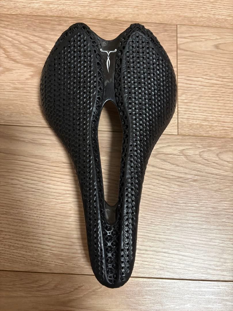 ELVES MAGICAL OSSE サドル 143mm