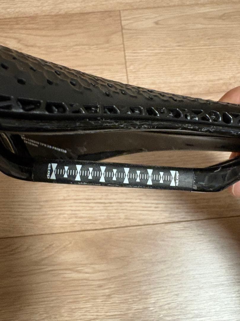 ELVES MAGICAL OSSE サドル 143mm