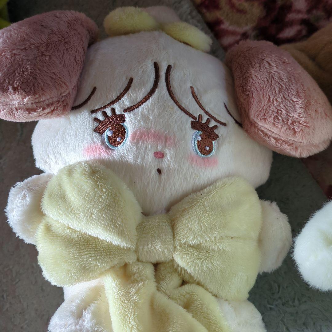 クリーム色のぬいぐるみ（リボン、赤いいちごリボン）