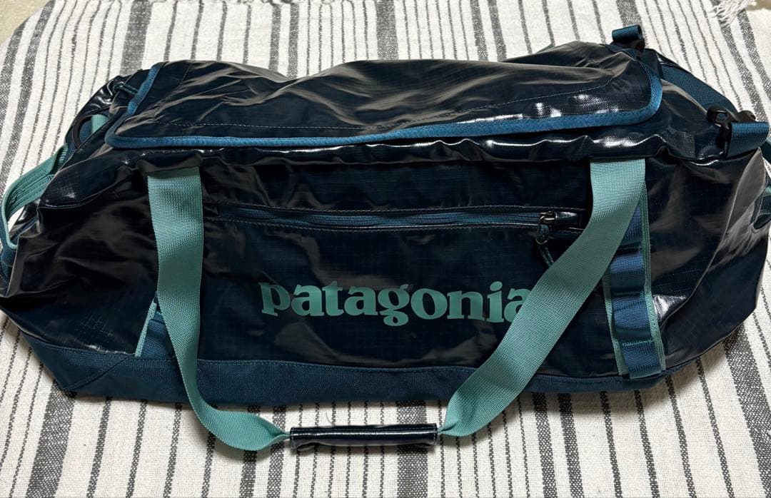 新品patagonia ボストンバッグ 大容量 ダークブルー　ブラックホール