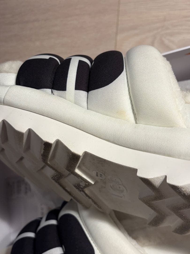 UGG アグ 厚底サンダル ムートンスリッパ