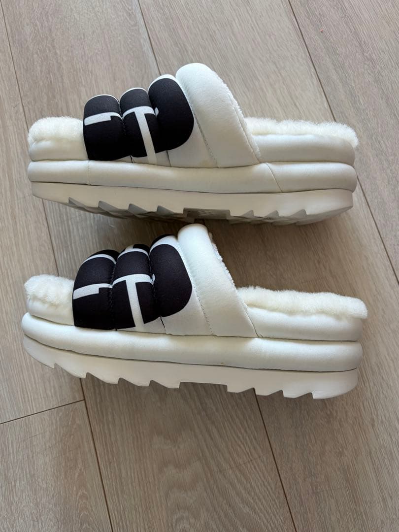 UGG アグ 厚底サンダル ムートンスリッパ