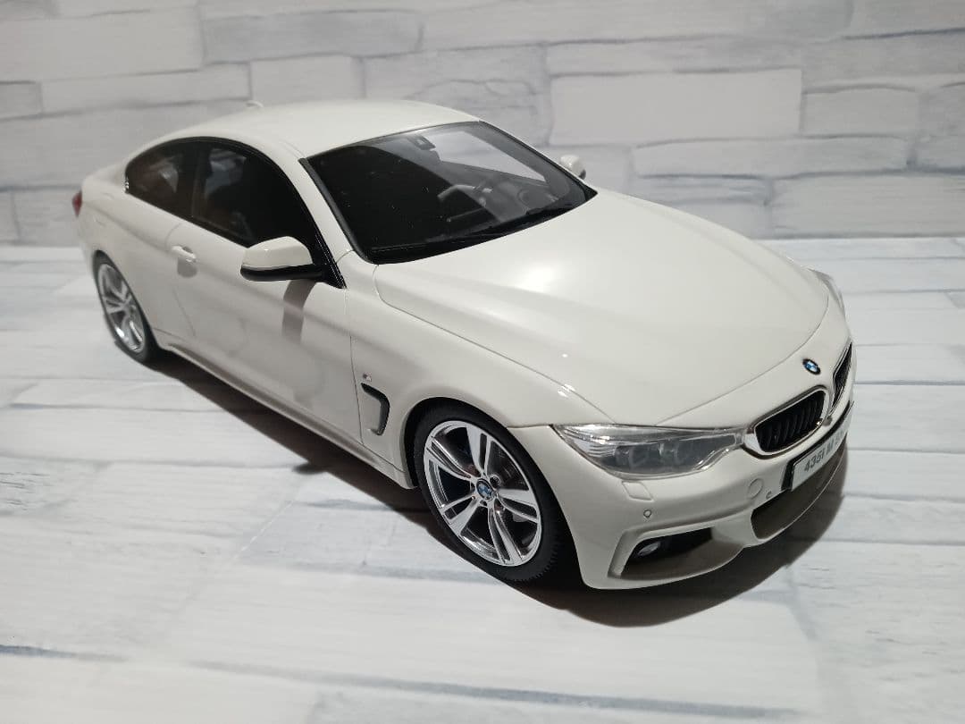 1/18  M435i ホワイト　ミニカー　4シリーズ