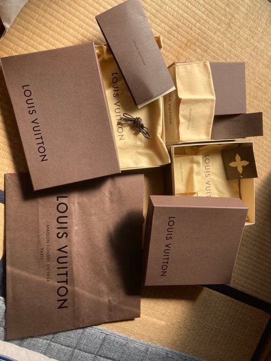 ＬＯＵＩＳ　ＶＵＩＴＴＯＮ　箱、ショッパー、商品袋、お手入れ布他23点セット