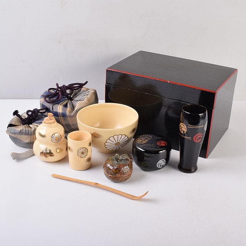 茶道具　面朱利休形茶箱　菊桐文茶碗　巾筒など　八点　一式　仕覆付　M　R9048