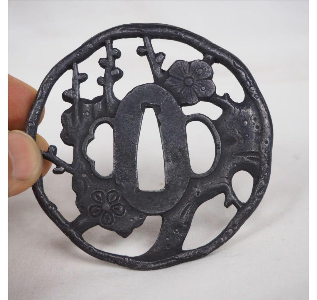 送料無料　時代物　梅花文鍔　木箱付　刀剣美術