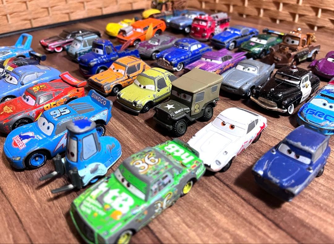 カーズ ミニカー セット 31台。まとめ売り。 レース兼収納ケース付き。