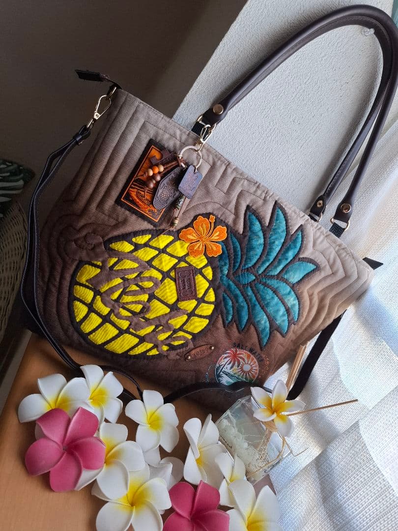 最終お値下げ！ハワイアンキルトバッグ　2WAY ファスナーバッグ革タグチャーム付