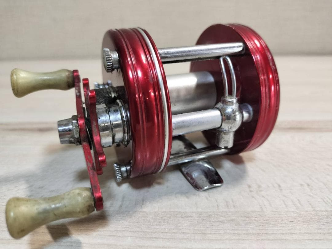 ★アブガルシア　アンバサダー5000C　ビンテージ　リール　赤＃00