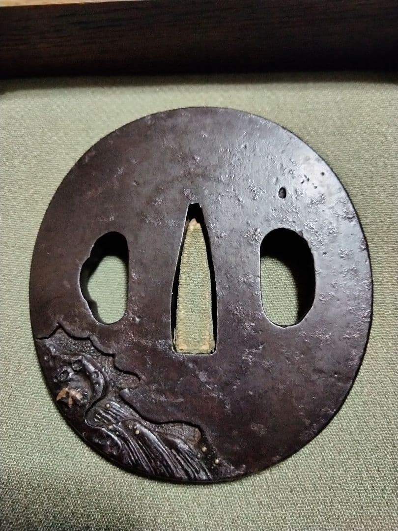 ♦最終価格♦　鉄鍔　鐔　(近江住重位作　猿に鷲図)　桑縁箱付き　東郷重位