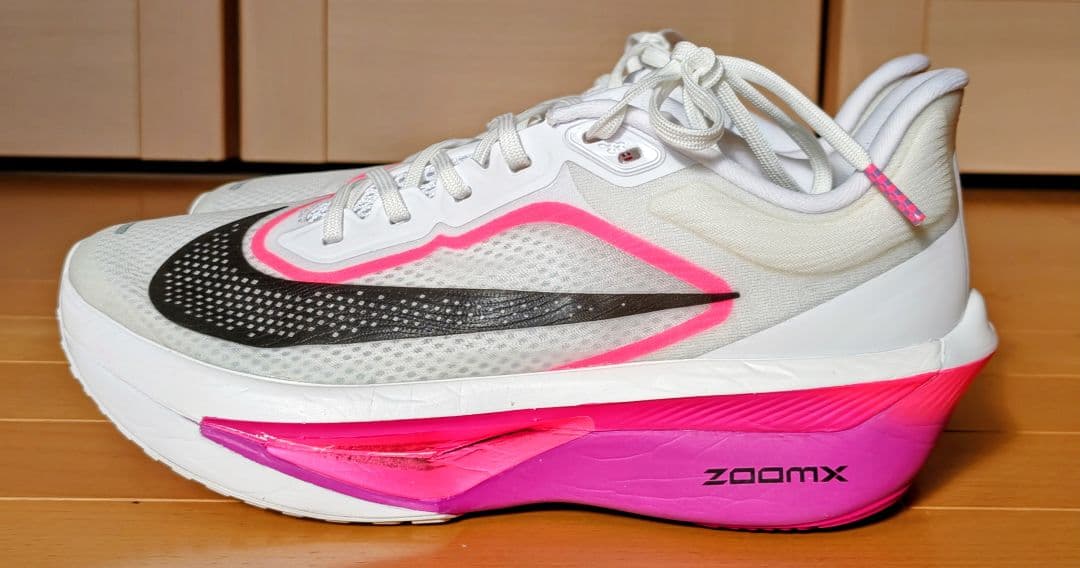 Nike ZoomX ホワイト/ピンク/ブラック スニーカー