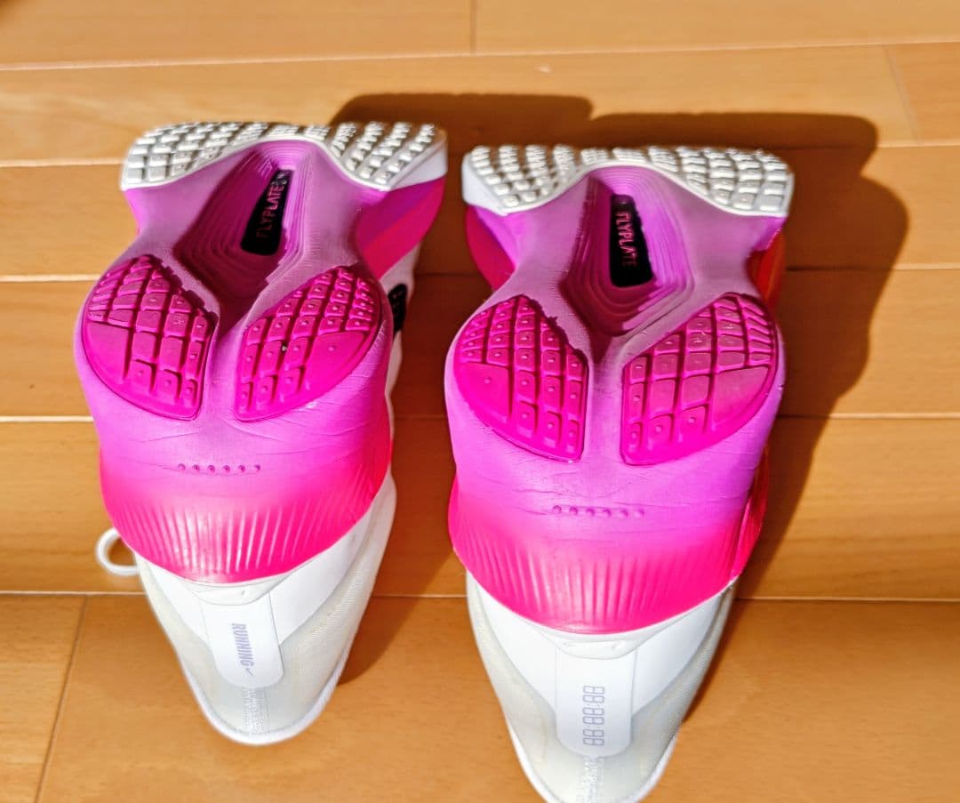 Nike ZoomX ホワイト/ピンク/ブラック スニーカー