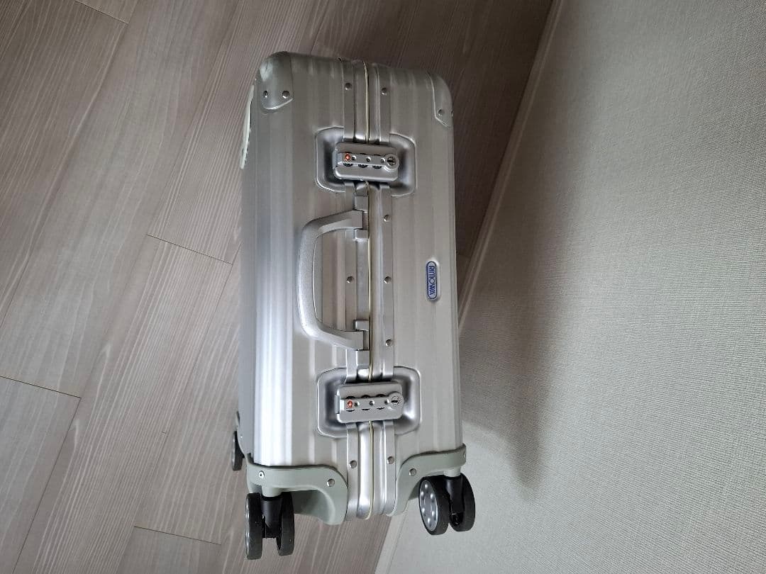リモワ「トパーズ」48L 4輪シルバー