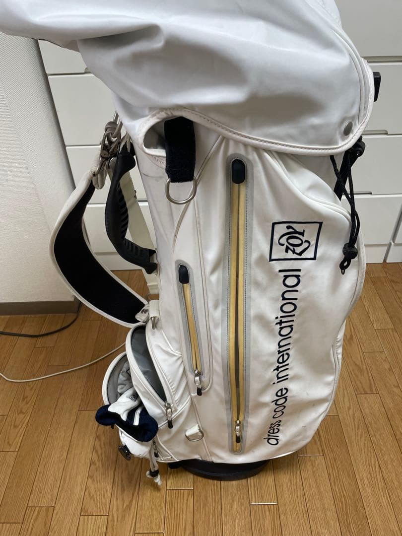 ゾイホワイト ゴルフバッグ スタンド式ヘッドカバー付き