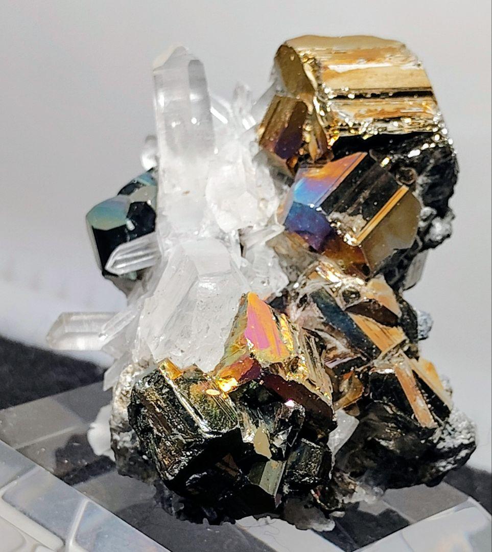 皇*ン様 【126g】カラーパイライト 水晶クラスター 共生 台座付 インドネシ